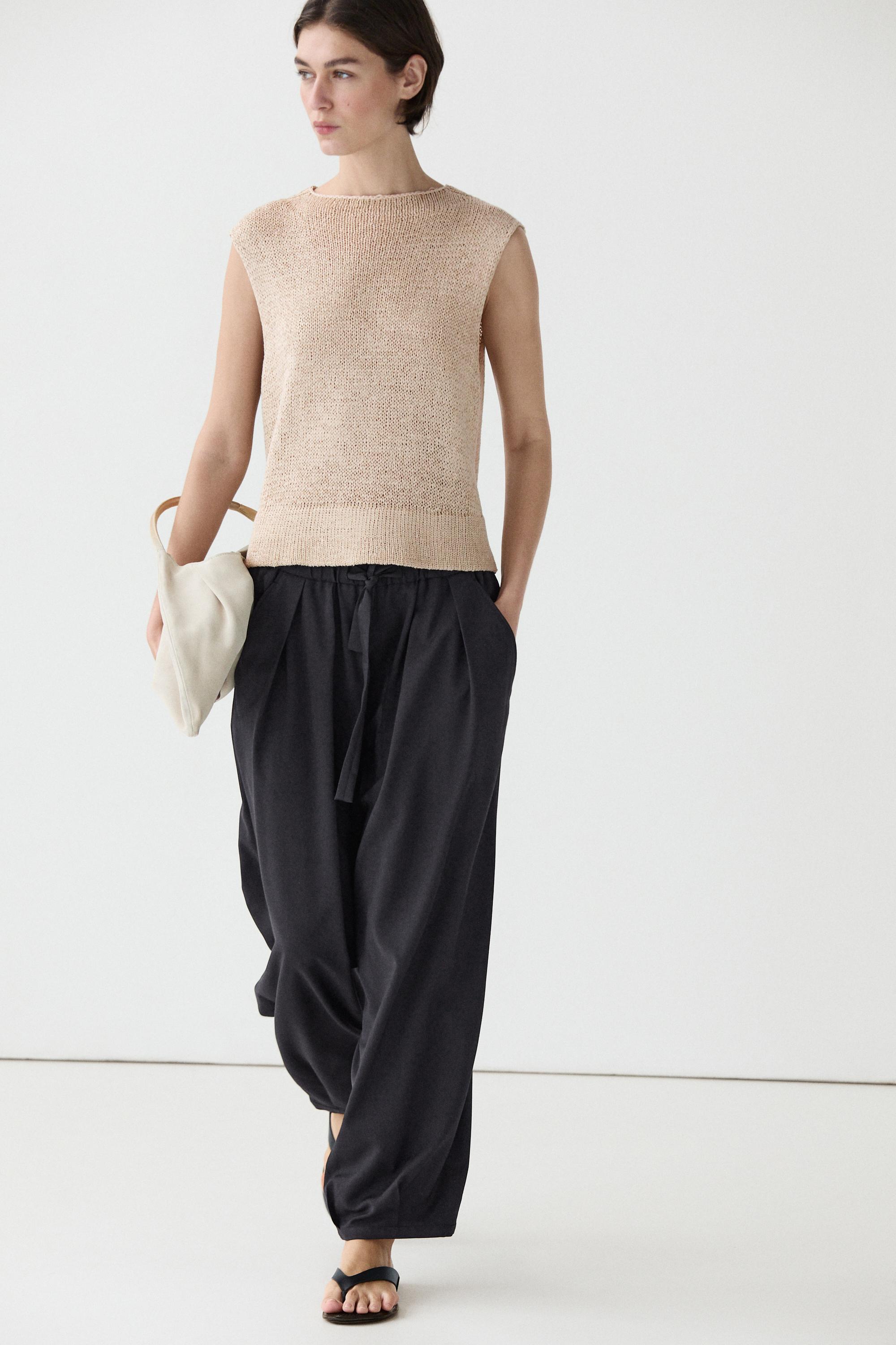 Voluminous wide-leg pleated trousers